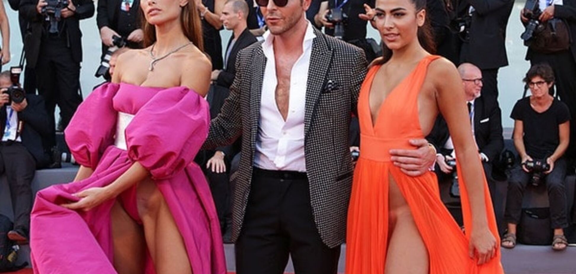 На фестивале в Венеции модели появились в откровенных платьях без белья
