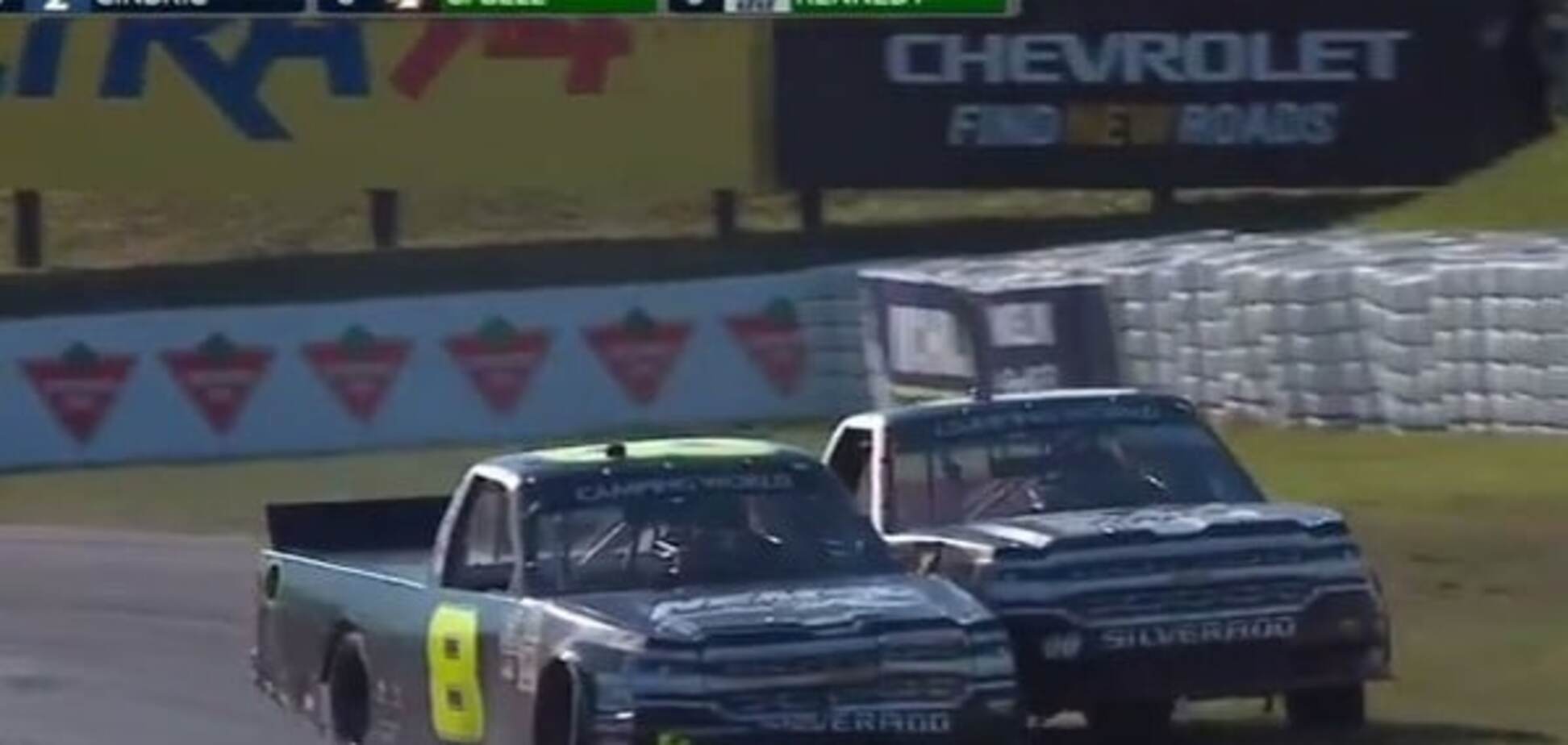 Рукопашная: пилоты NASCAR устроили драку после феерического финиша гонки - видеофакт
