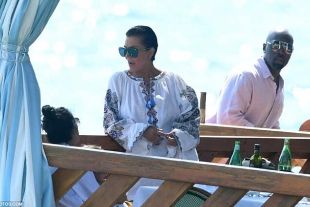 Мати Кім Кардашян у стильній вишиванці прогулялася на Капрі з дочкою і бойфрендом