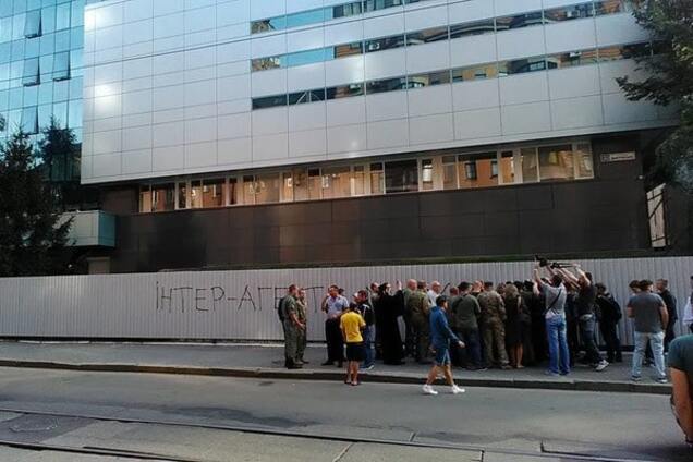 Подвезли шины: активисты установят блокпосты возле офиса 'Интера'