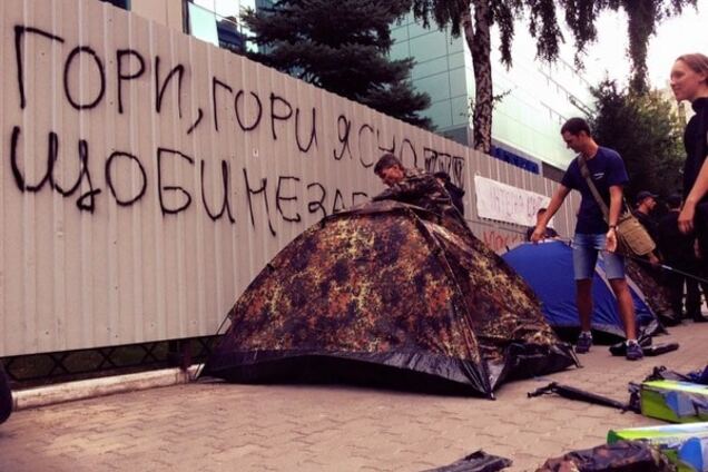 В Киеве возле офиса 'Интера' появились первые палатки