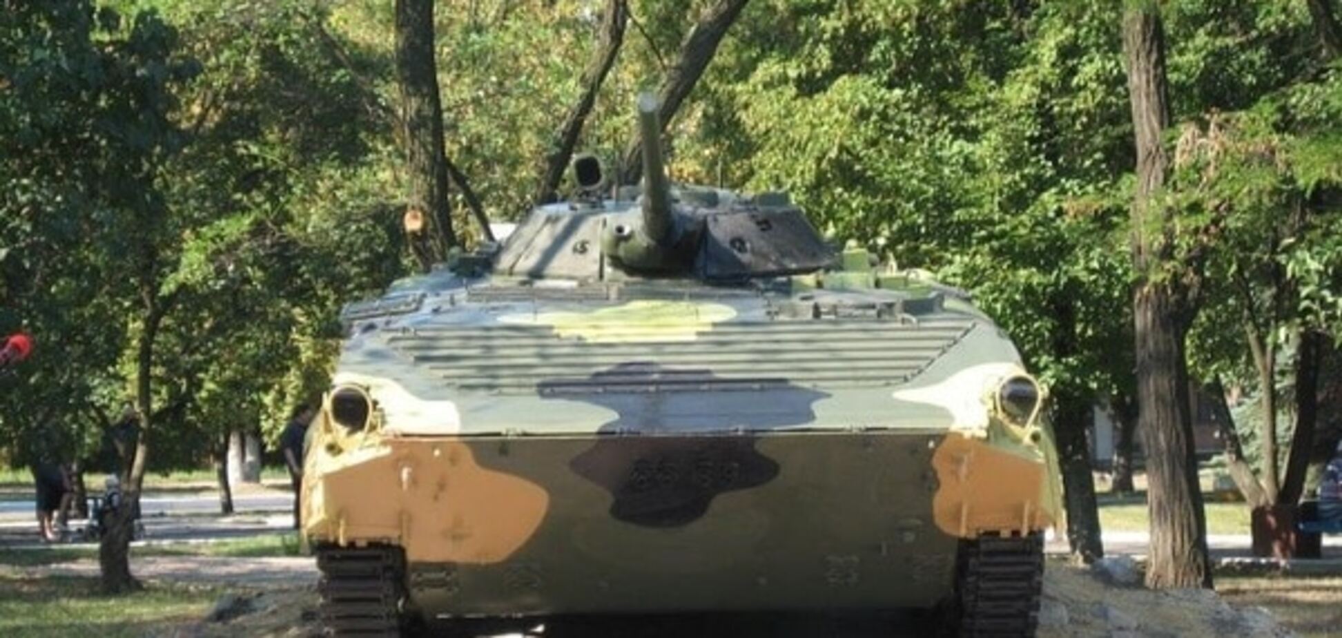 На оккупированном Донбассе в качестве памятника установили БМП