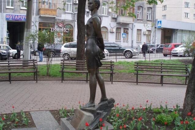 В Киеве вандалы повалили памятник Зое Космодемьянской