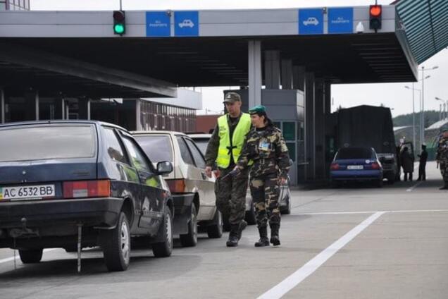 Не проехать: почти тысяча автомобилей застряла на границе с Польшей 