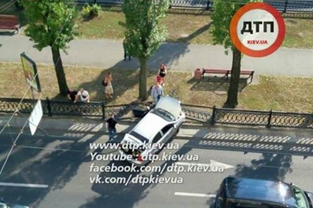 У Києві на бульварі Шевченка автомобіль протаранив паркан
