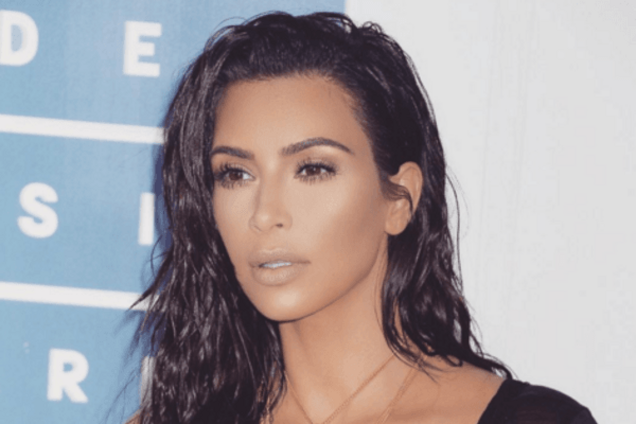 Ким Кардашьян произвела фурор откровенным снимком в серебристом купальнике