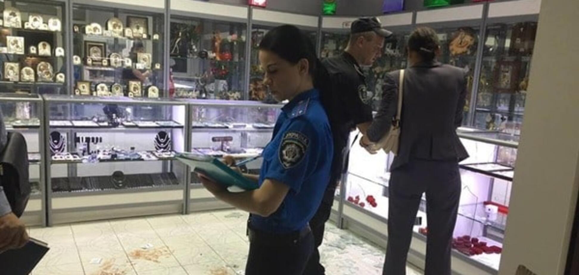 В Киеве произошло разбойное нападение со стрельбой на ювелирный магазин: опубликованы фото