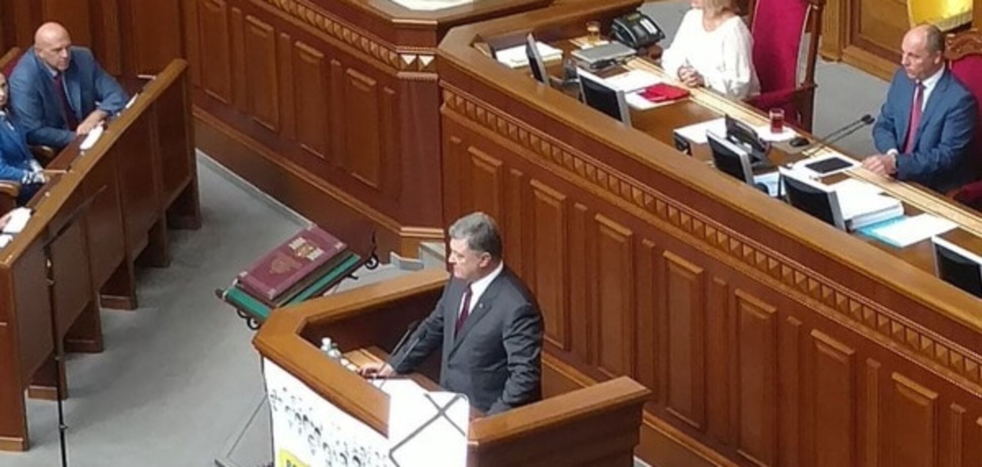 Парубій відкрив нову сесію Ради, в залі виступив Порошенко