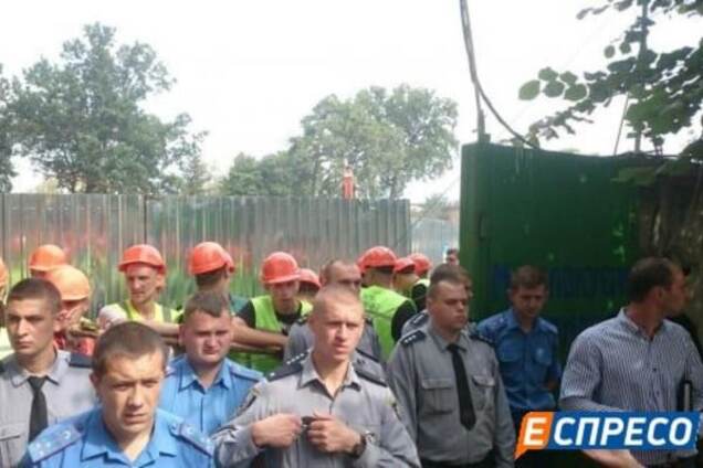 Забросали камнями: в Киеве произошли столкновения на стройке