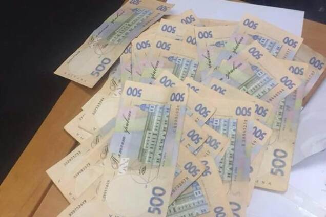 В Киеве задержали за взятку двух служащих управления юстиции