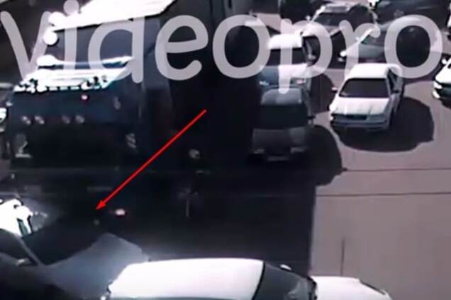 В Киеве водитель фуры жестко разобрался с автомобилем-нарушителем: опубликовано видео