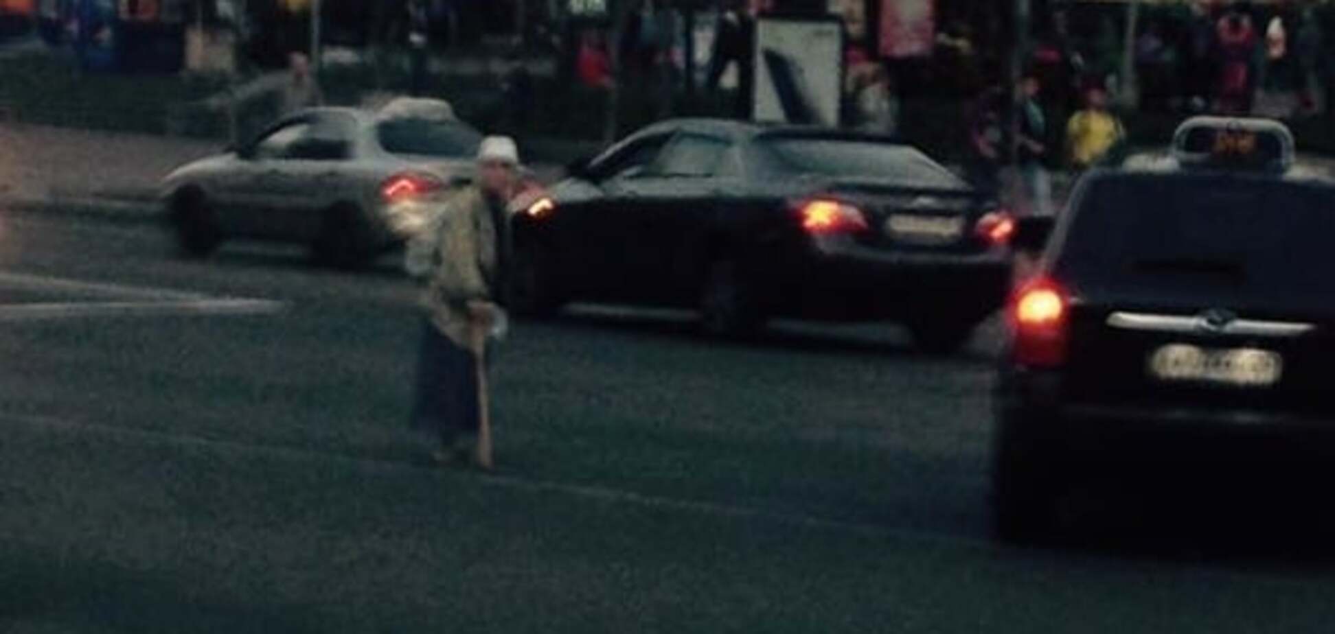 Как перейти Крещатик: фото бабушки посреди дороги взорвало соцсеть 