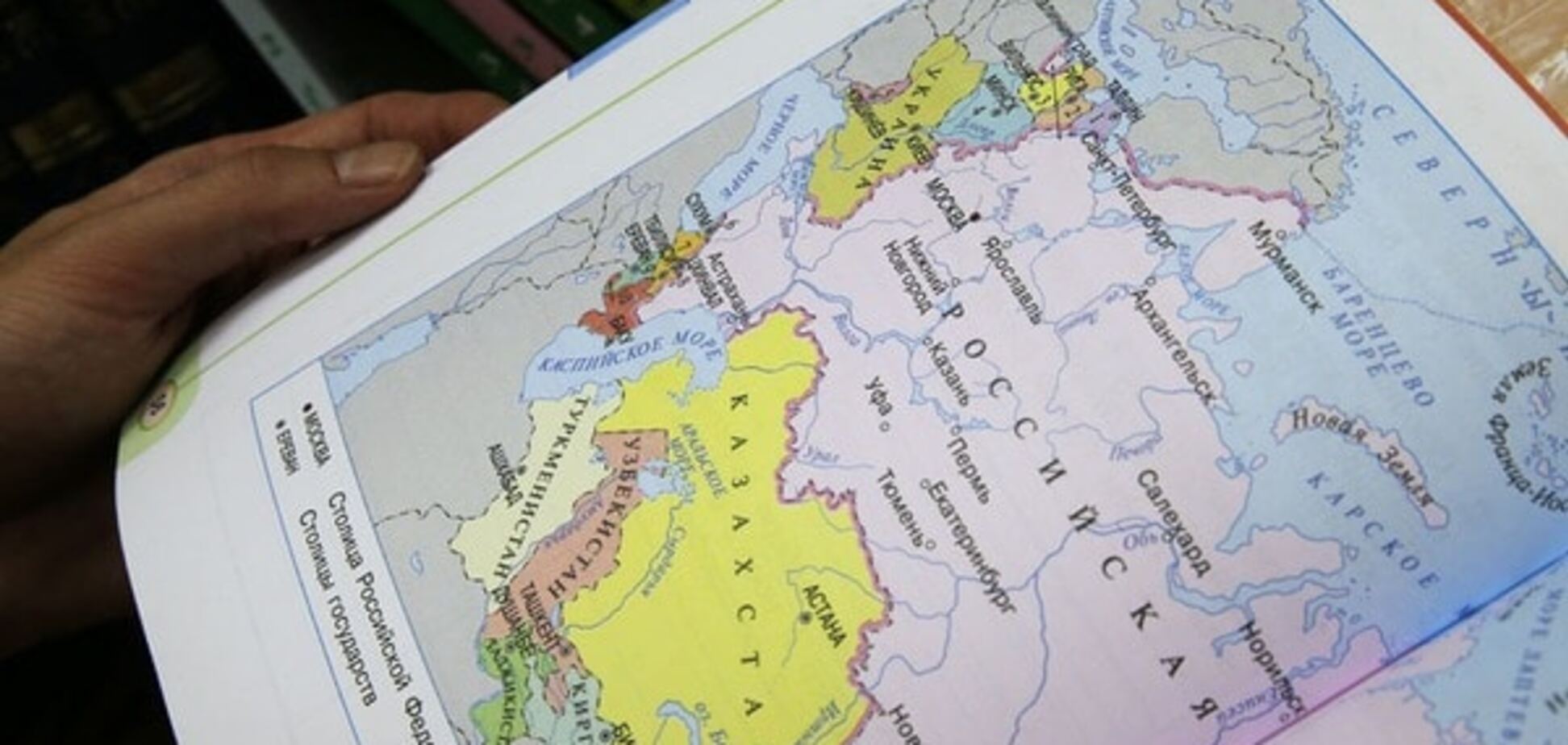 Поправили статус: в Казахстане исправили скандальный учебник с 'российским Крымом'