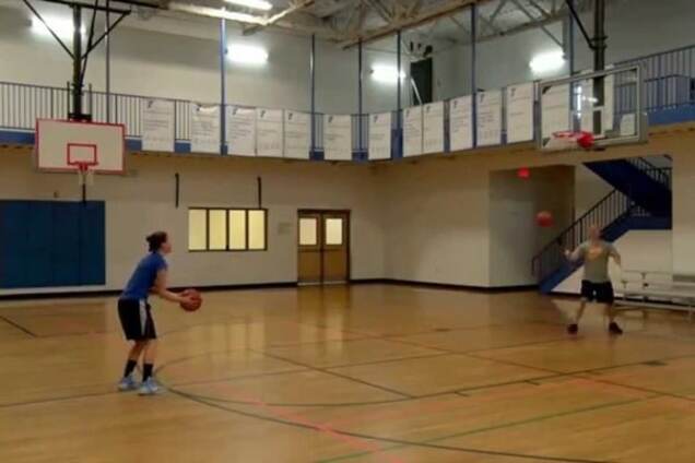 18-летняя баскетболистка посрамила снайперов НБА, установив мировой рекорд: эффектное видео
