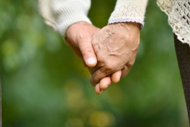 Соцсети растрогал снимок дедушки, держащего за руку умирающую жену после 77 лет брака