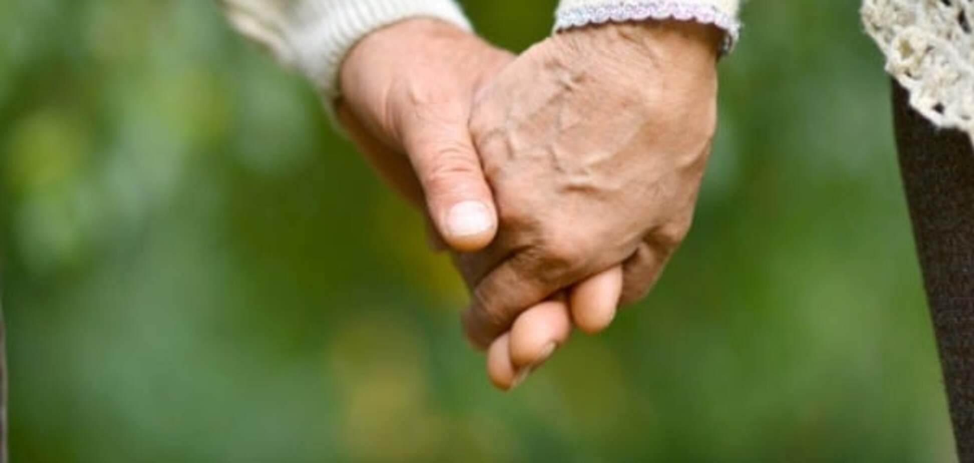 Соцсети растрогал снимок дедушки, держащего за руку умирающую жену после 77 лет брака