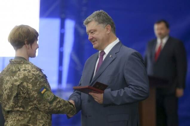 Вручил награды и квартиры: Порошенко поздравил разведчиков с профессиональным праздником