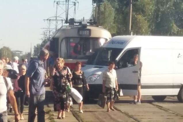 В Киеве трамвай протаранил бус: опубликованы фото