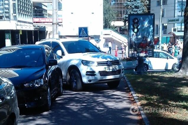 Оккупировал тротуар: в Киеве засекли автохама на внедорожнике