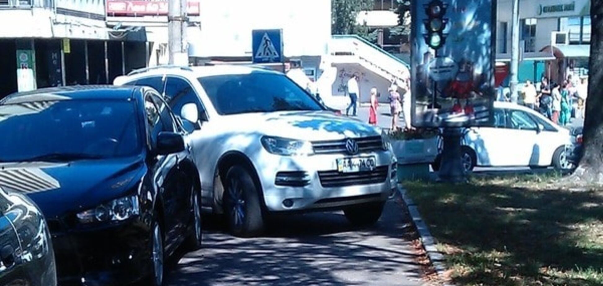 Оккупировал тротуар: в Киеве засекли автохама на внедорожнике