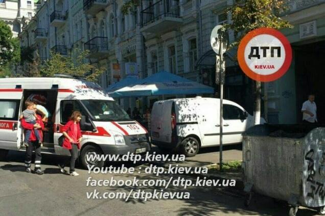 В Киеве скорая с ребенком из-за автохама застряла перед больницей