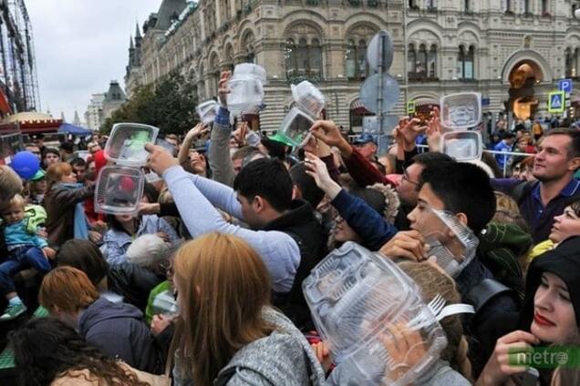 Невзоров о раздаче бесплатного салата в Москве: теперь у России есть в чем полежать лицом