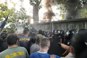 "Три скорых забрали раненых": в Киеве произошли столкновения возле скандальной стройки