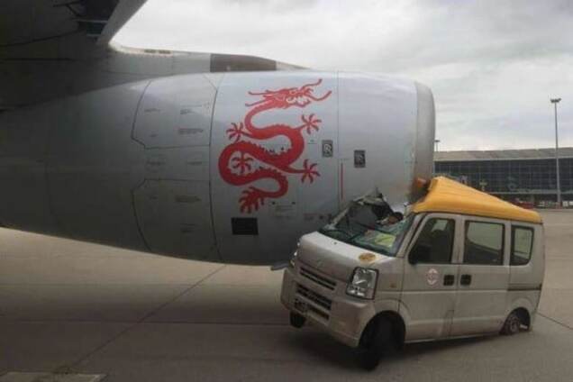 Необычное ДТП: в Китае самолет Airbus придавил автомобиль - видеофакт