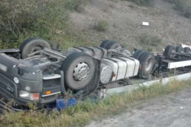 Водителя спасали экскаватором: на Закарпатье грузовик слетел в кювет. Опубликованы фото и видео