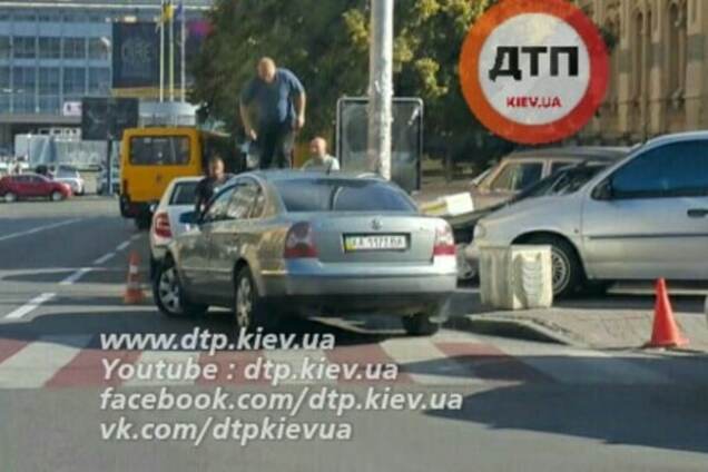 Розбірки на дорозі: у Києві авто героя парковки пом'яли ногами