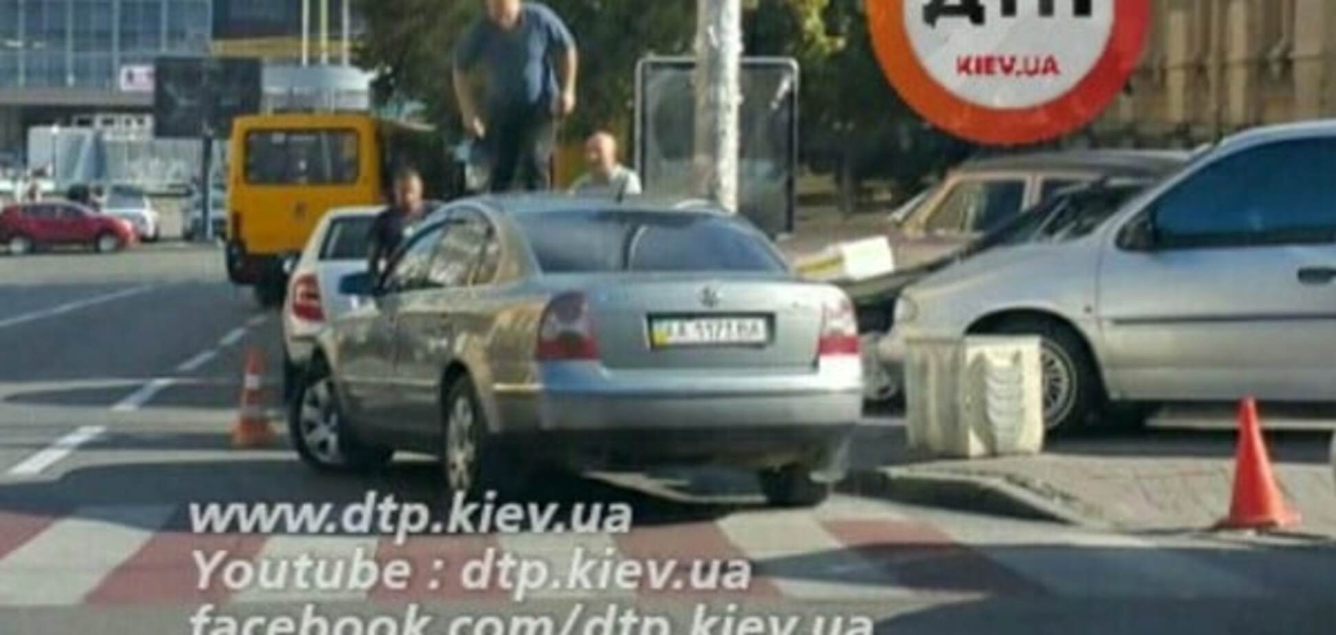 Разборки на дороге: в Киеве авто героя парковки помяли ногами
