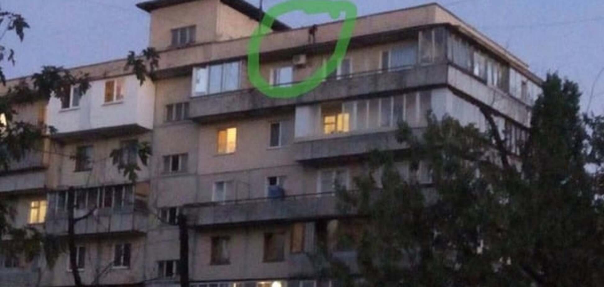 В Киеве подростки устроили экстрим-развлечения на крыше дома: опубликованы фото