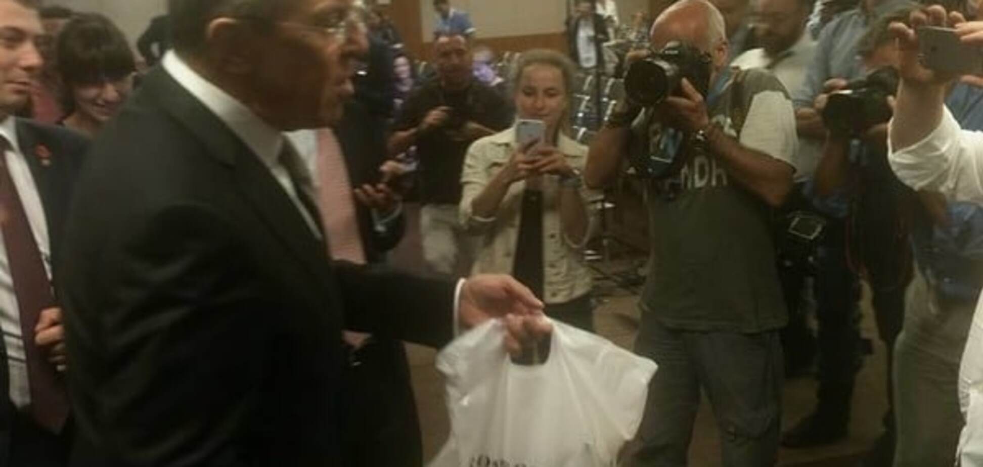 'С собой было': Лавров в Женеве угостил журналистов водкой. Фотофакт