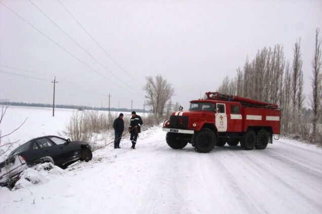 В Запорожской области спасатели вытащили из кювета авто с пассажирами