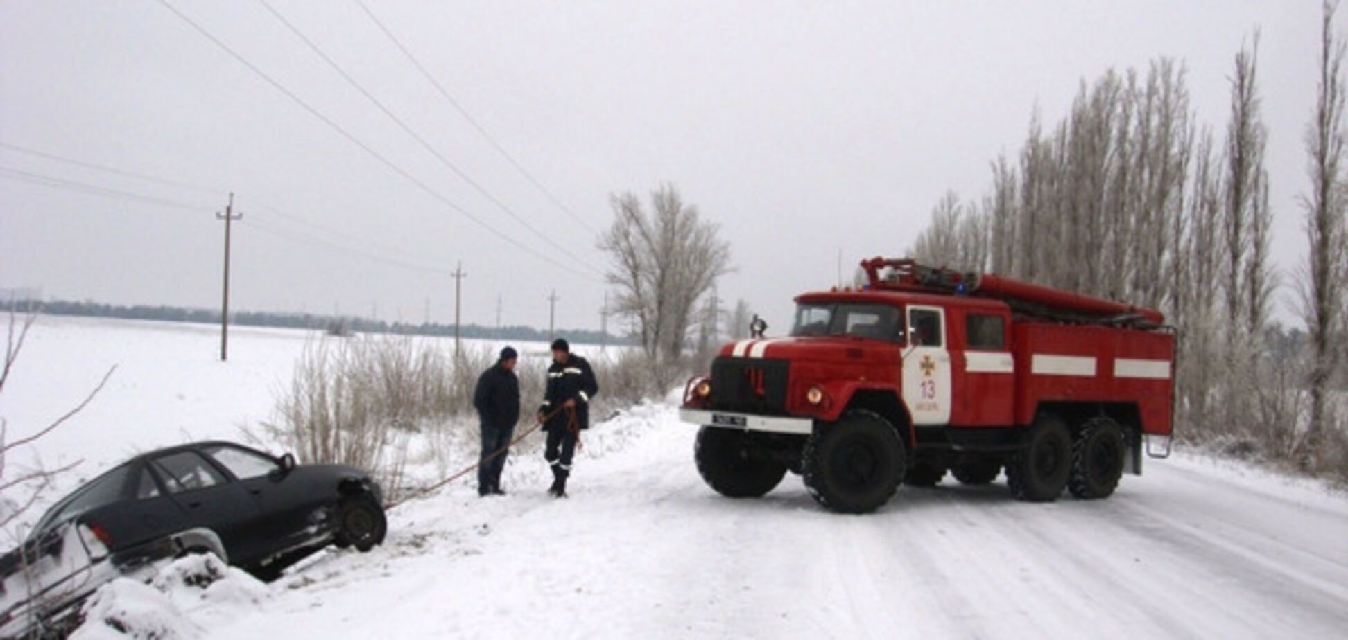 В Запорожской области спасатели вытащили из кювета авто с пассажирами 