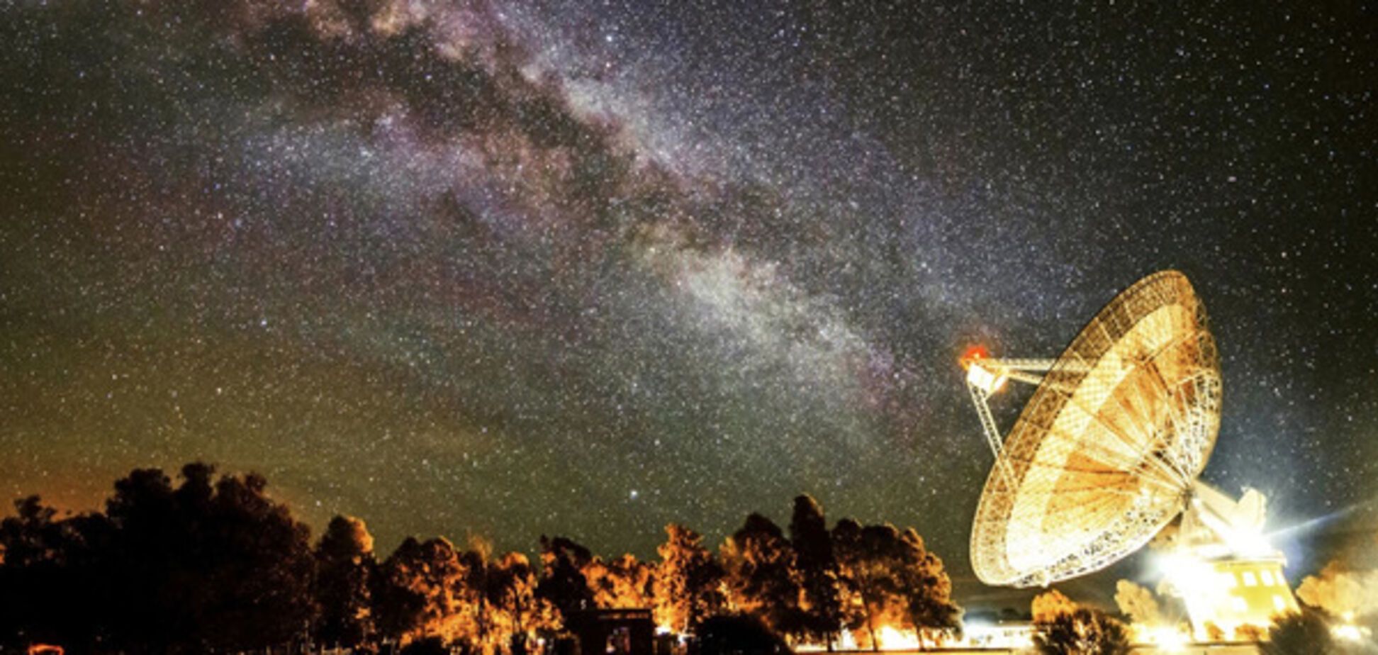 радиотелескоп и звездное небо