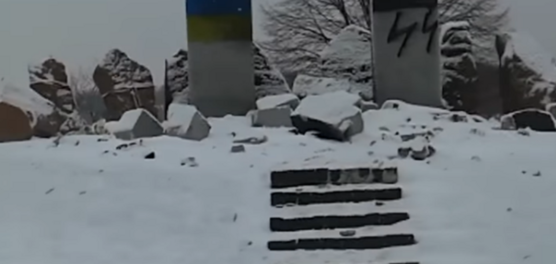 Развалины уничтоженного вандалами польского памятника на Львовщине