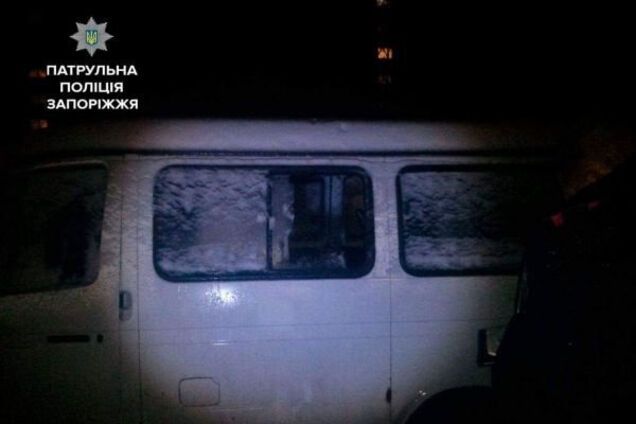 В Запорожье взломали микроавтобус
