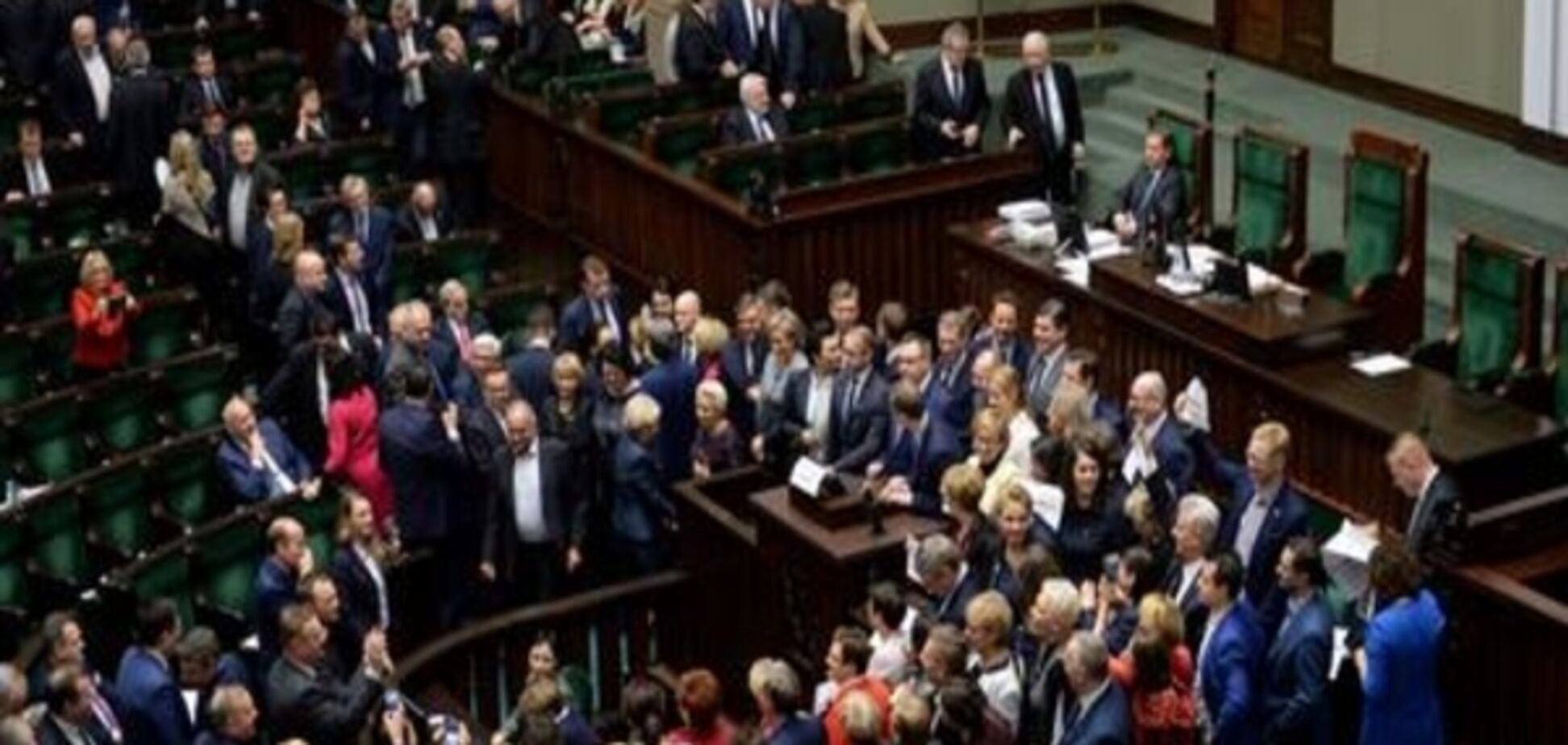 Польський Сенат схвалив скандальний бюджет, протест опозиції в Сеймі триває