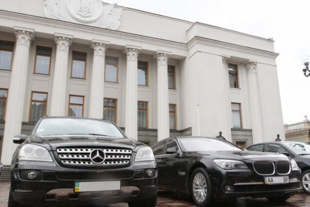 автомобили под Верховной Радой Украины