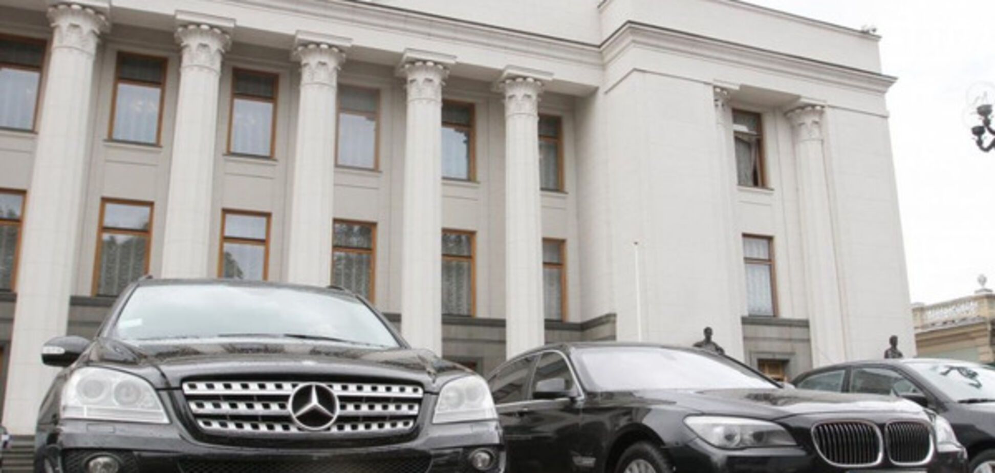автомобили под Верховной Радой Украины