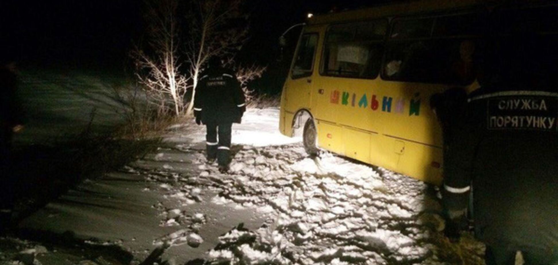 В Запорожской области спасатели доставали школьников из снежного капкана (ФОТО)
