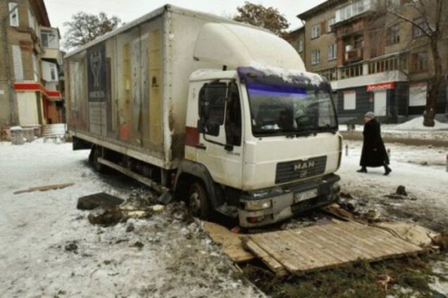 В Запорожье грузовик ушёл под землю