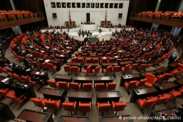 Турецький парламент ухвалив ключові пункти конституційної реформи