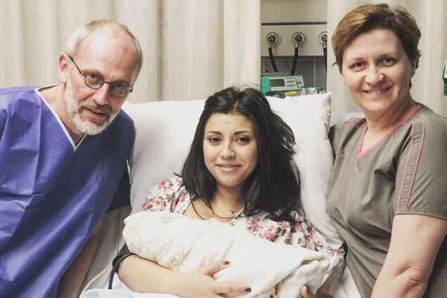 Александр Гордон с женой и новорожденным