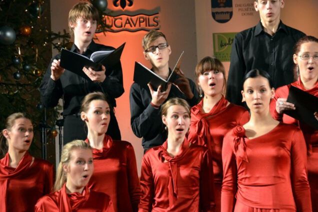 Судьи плакали, конкуренты аплодировали: юные украинки заняли первое место на фестивале в Латвии