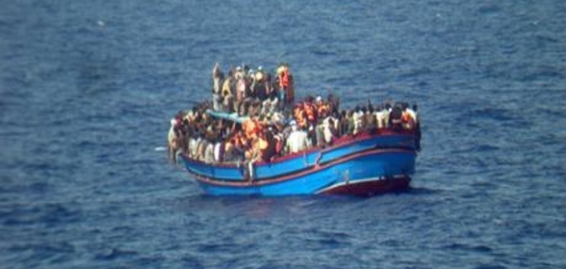 Човен з понад сотнею біженців на борту перекинувся поблизу узбережжя Лівії