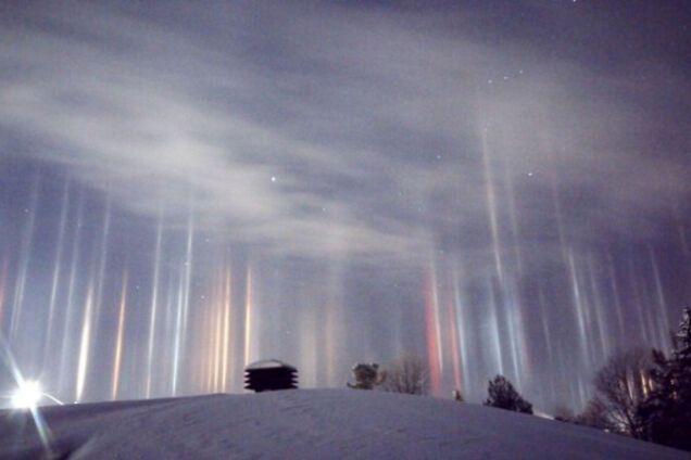 Неземная красота: в Канаде засняли мистические световые столбы