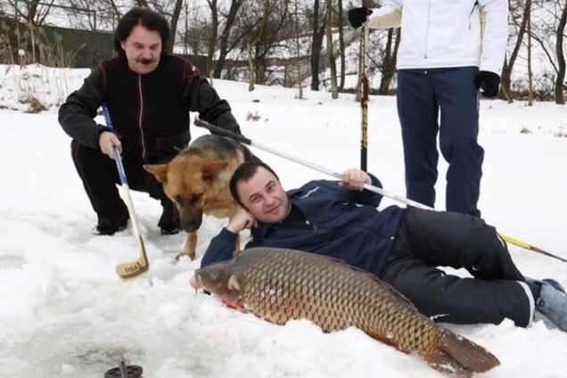 'Забили карпа клюшкой': соцсети позабавило фото с украинскими звездами