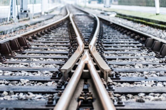 Дивом вижив: у Києві чоловіка на ходу викинули з потягу